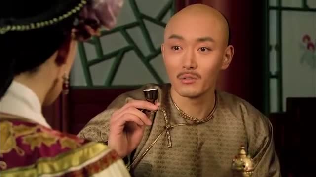 甄嬛以为自己喝的那杯是毒酒,果郡王眼中含泪,笑着一饮而尽
