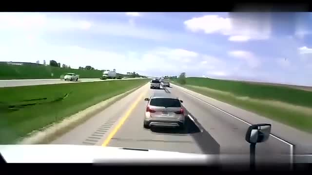 皮卡车速太快失控,与隔离带碰撞