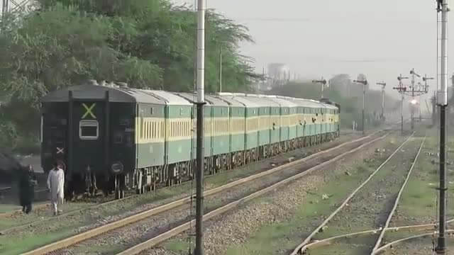 巴基斯坦的绿皮火车,每小时能跑110km,看着非常给力!
