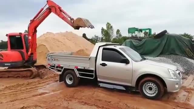 无语啊,这是皮卡车还是翻斗车?装满货,不怕底盘散架吗?