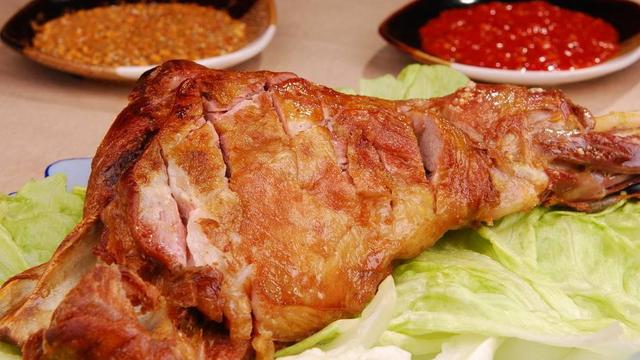 今天用烤箱做的秘制烤羊腿肉质酥香外皮焦脆回味无穷
