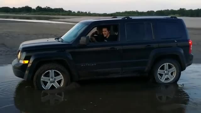 视频：一台jeep自由客，怀疑它的四驱是不是坏了