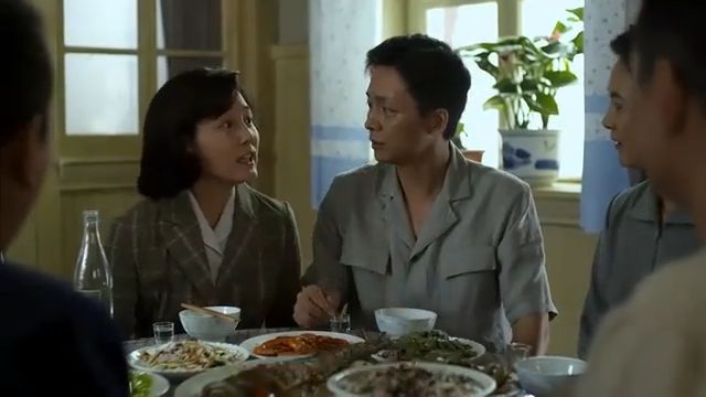父母爱情：大舅哥请吃西餐，德福早得心应手，亚菲反而露怯了！