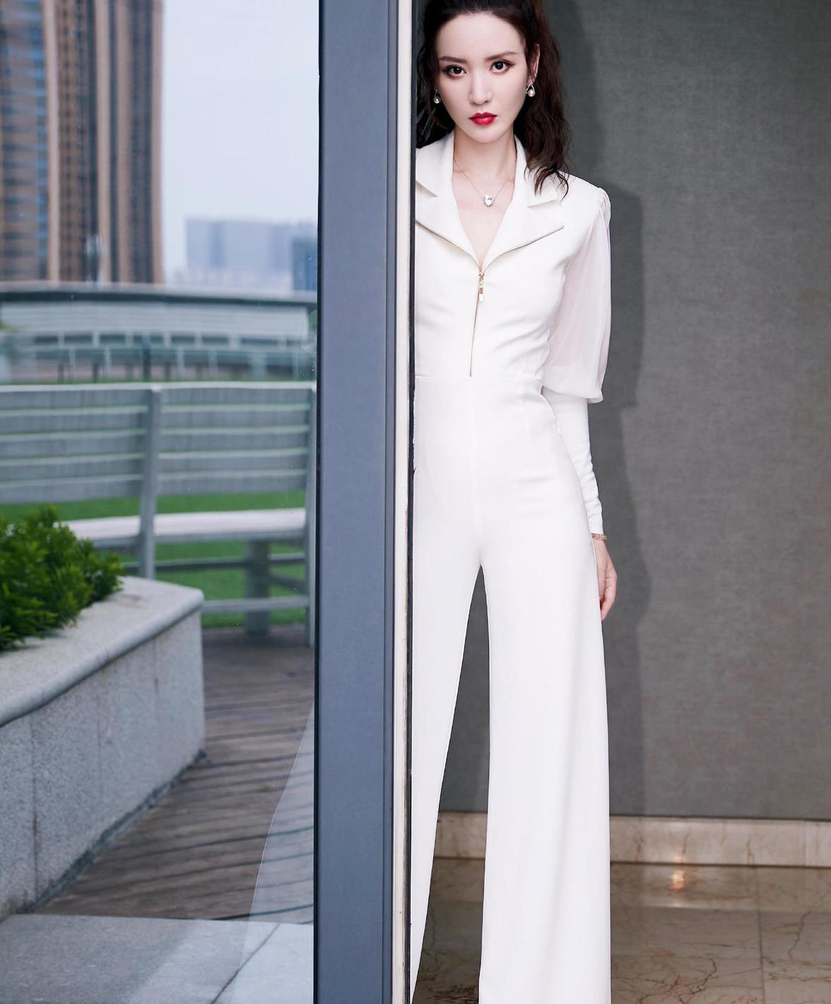 张萌真有"御姐范",穿白色连体裤配高马尾,这腿不止169cm