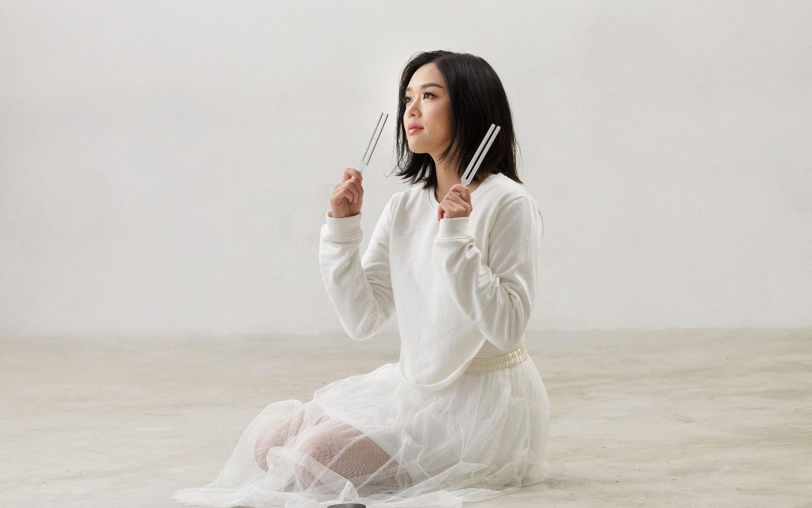 陈明憙全新粤语新歌《声之静》结合音频治疗治愈痛楚