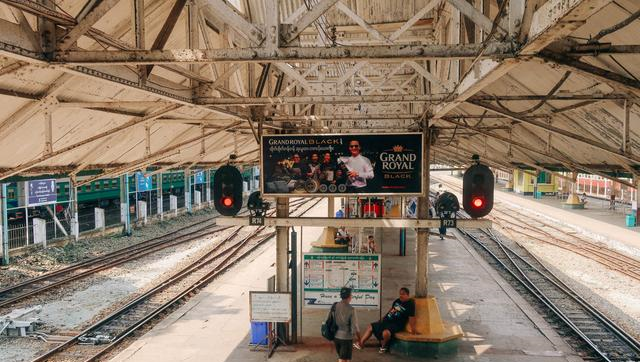 实拍缅甸的火车，当地人在上面卖菜，脏乱差程度堪比<a href=