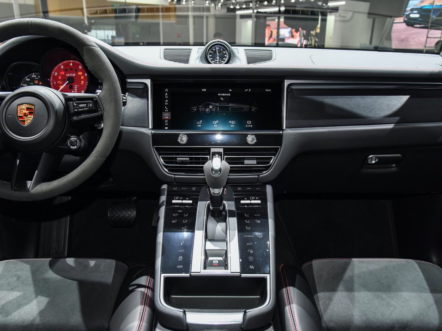 【新款保时捷macan亮相成都车展】