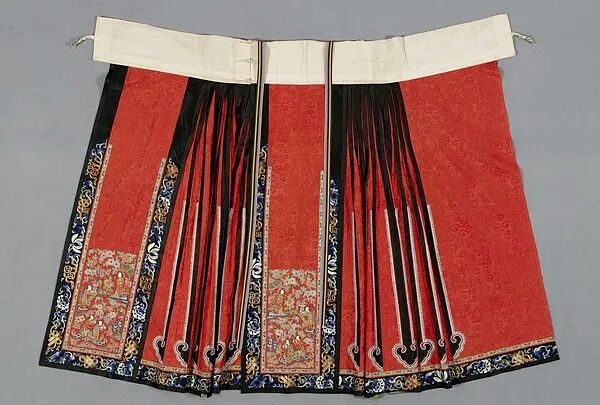 清代百裥裙,细腻的纹理刺绣手法,着一抹古色胭脂红