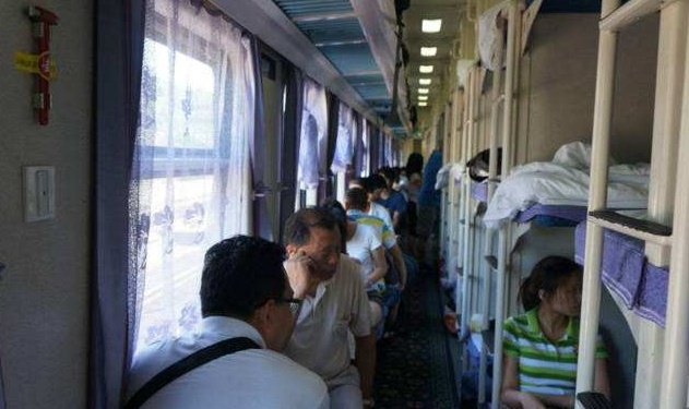 乘坐卧铺火车时，发现自己的下铺被老人“占领”，该怎样开口呢？休闲区蓝鸢梦想 - Www.slyday.coM