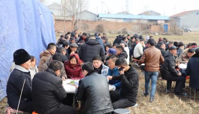 实拍苏北农村人在田野吃大席的场景独一无二的震撼