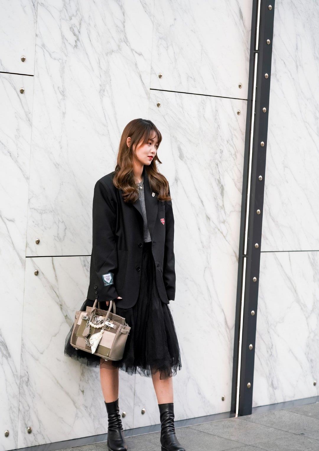 黑色西装,搭配网纱半身裙 马丁靴,穿出端庄优雅的气质