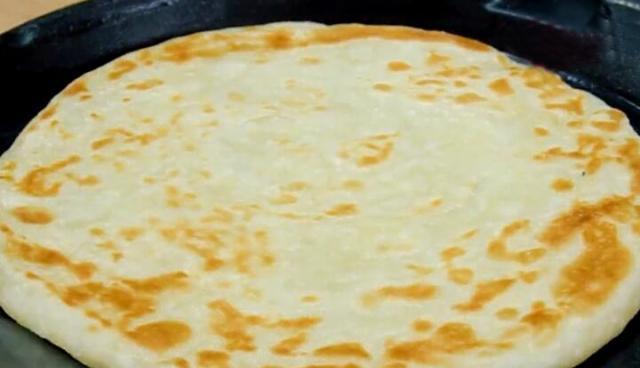 烙饼时，直接烙是错的，多加1步，个个鼓大泡，柔软多层又筋道