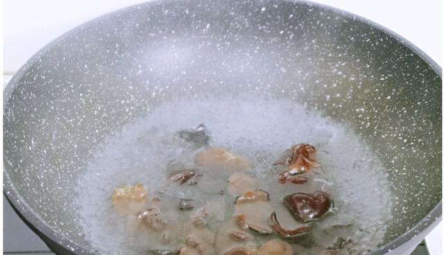 此菜不能隔夜吃,吃一次比吸烟的危害大,不懂就吃亏大了休闲区蓝鸢梦想 - Www.slyday.coM 此菜不能隔夜吃,吃一次比吸烟的危害大,不懂就吃亏大了休闲区蓝鸢梦想 - Www.slyday.coM