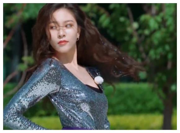 跑男宋妍霏热舞中年人目不转睛地看年轻人表现明显很稚嫩