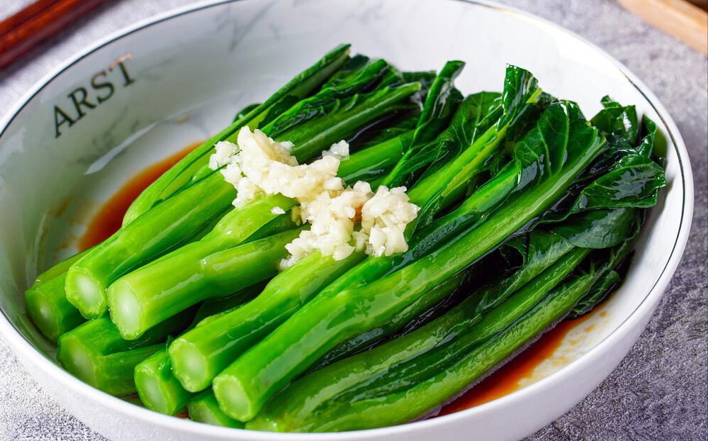 广东人做的白灼菜心颜色碧绿还不出水原来焯水时有一妙招
