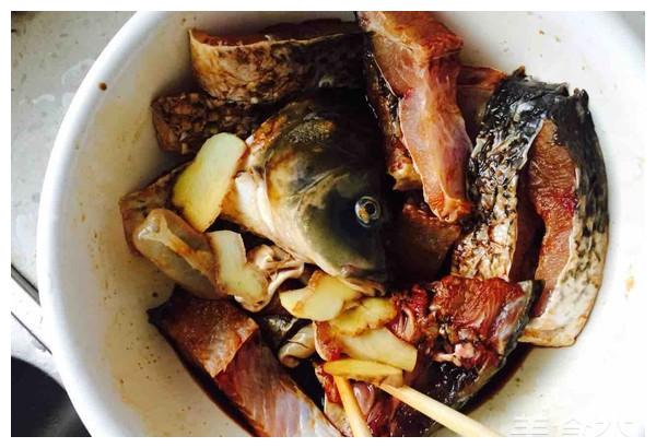 两面煎黄,煎鱼一定要热锅热油,鱼下锅的时候要开小火,否则容易糊锅