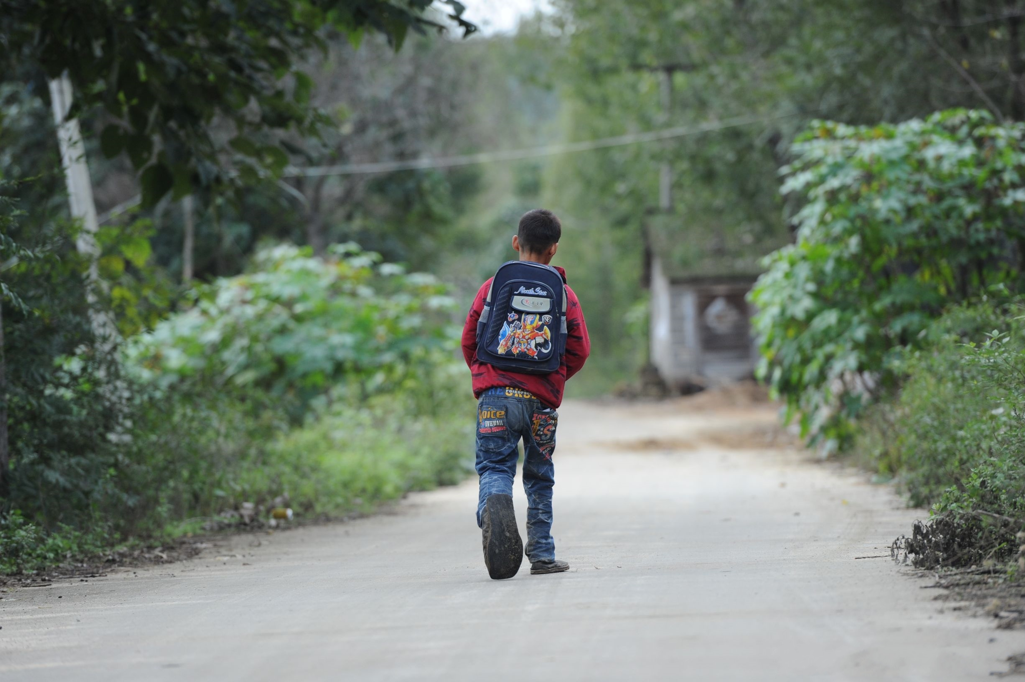 农村11岁小男孩左脚比右脚大三倍被人称为大脚娃