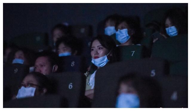 武汉观众看完泪目，张文宏为它点赞，《中国医生》不只是一部电影休闲区蓝鸢梦想 - Www.slyday.coM