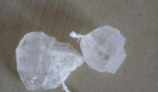 买冰糖时发现里面有根线?这样的冰糖能买吗?到底是为什么呢?休闲区蓝鸢梦想 - Www.slyday.coM 买冰糖时发现里面有根线?这样的冰糖能买吗?到底是为什么呢?休闲区蓝鸢梦想 - Www.slyday.coM