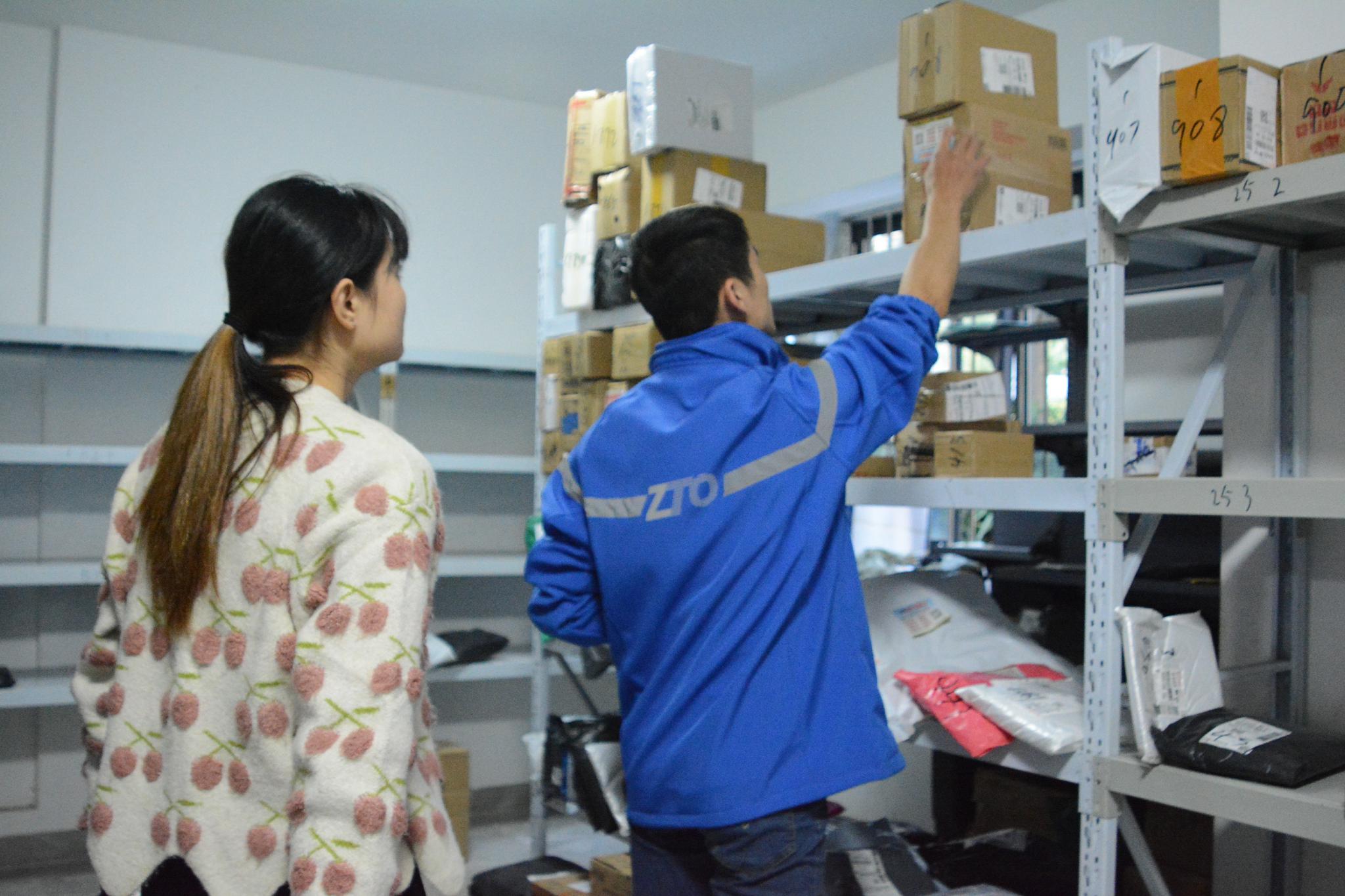 在城区,引导企业建设兔喜快递超市,妈妈驿站,百世邻里等末端公共服务