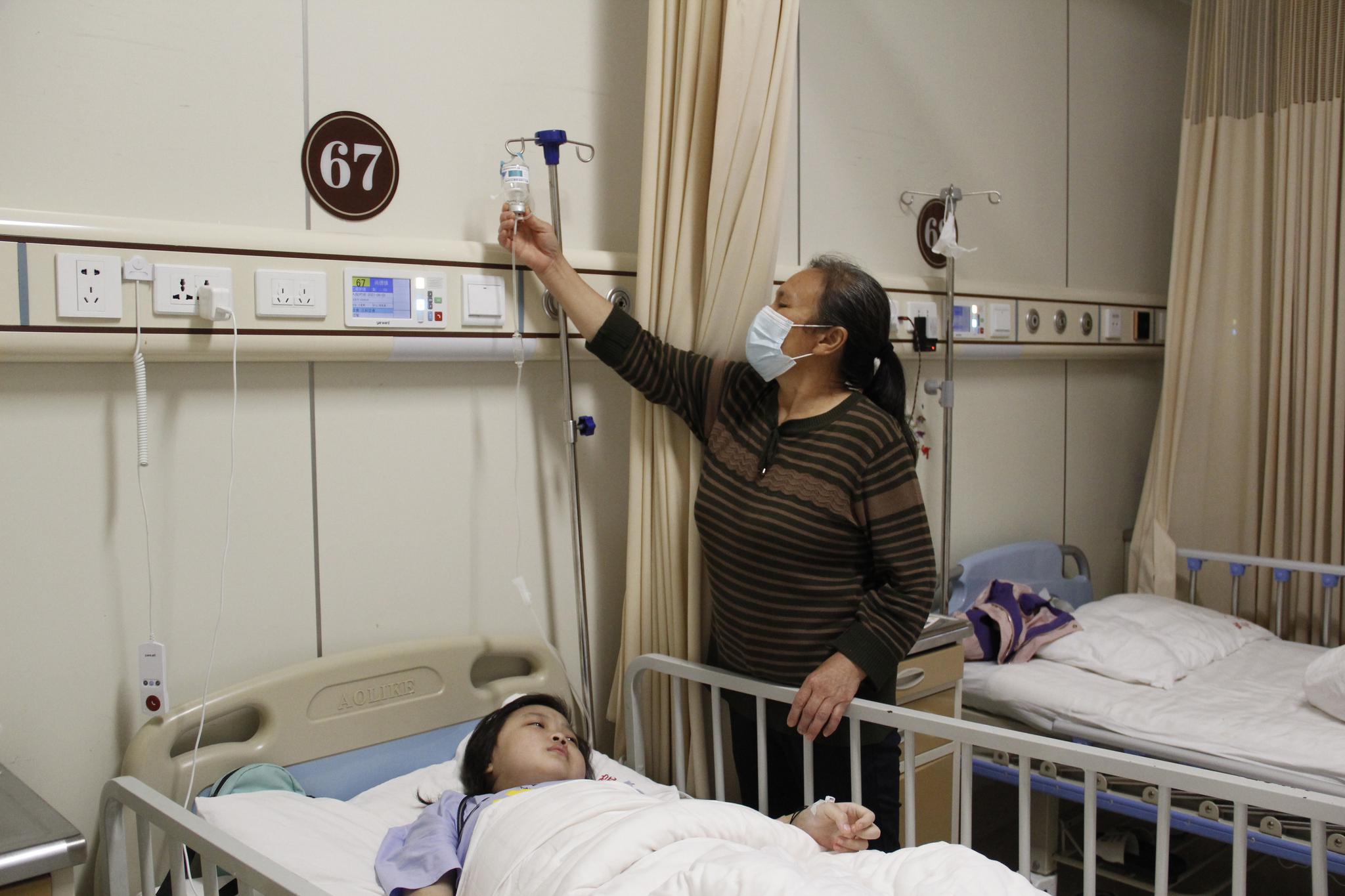 妈妈病逝在回家路上,女孩被人收养,而今重病偷偷留下遗书谢恩