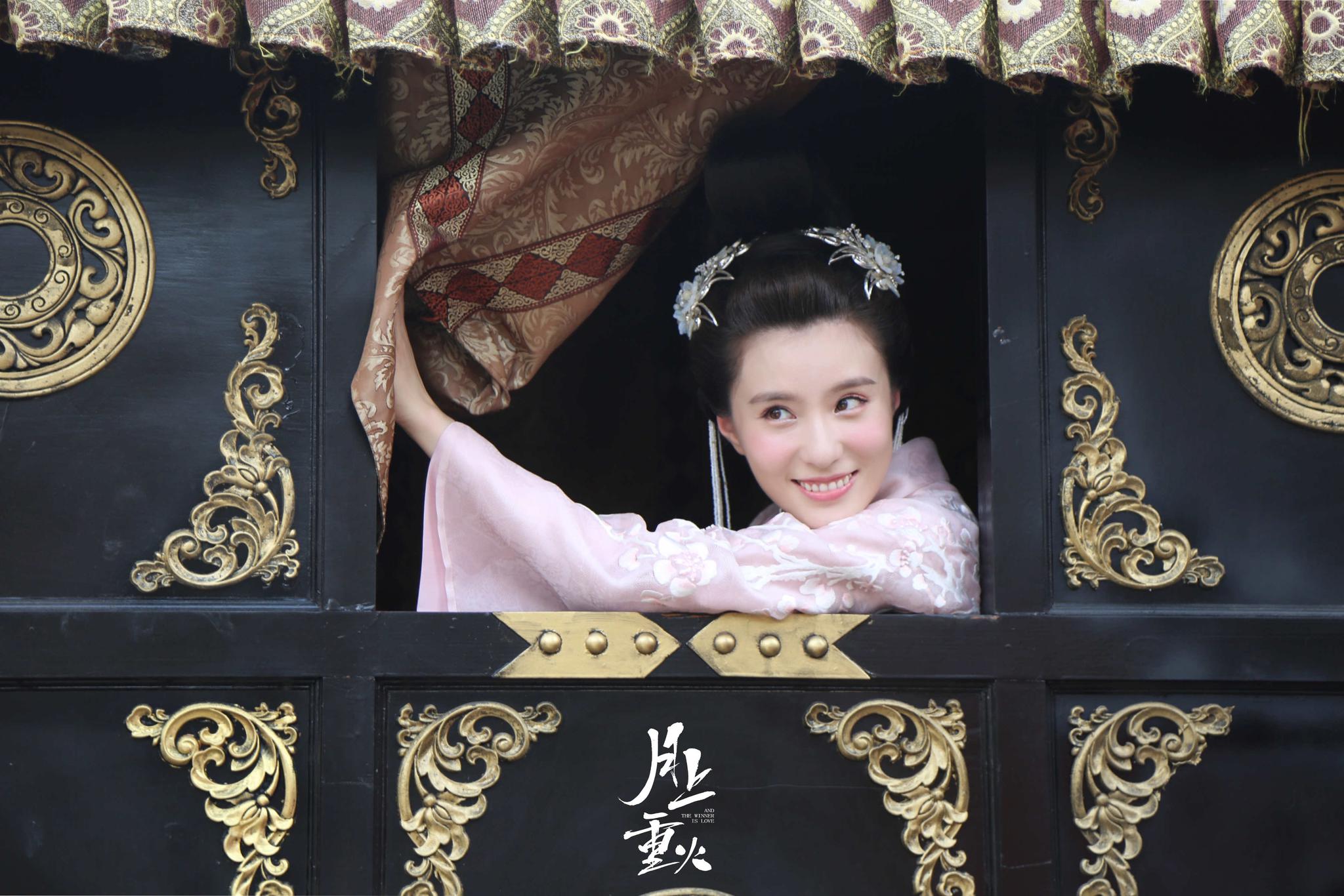 鲍天琦《月上重火》开播 "白月光姐姐"上官筝温柔上线