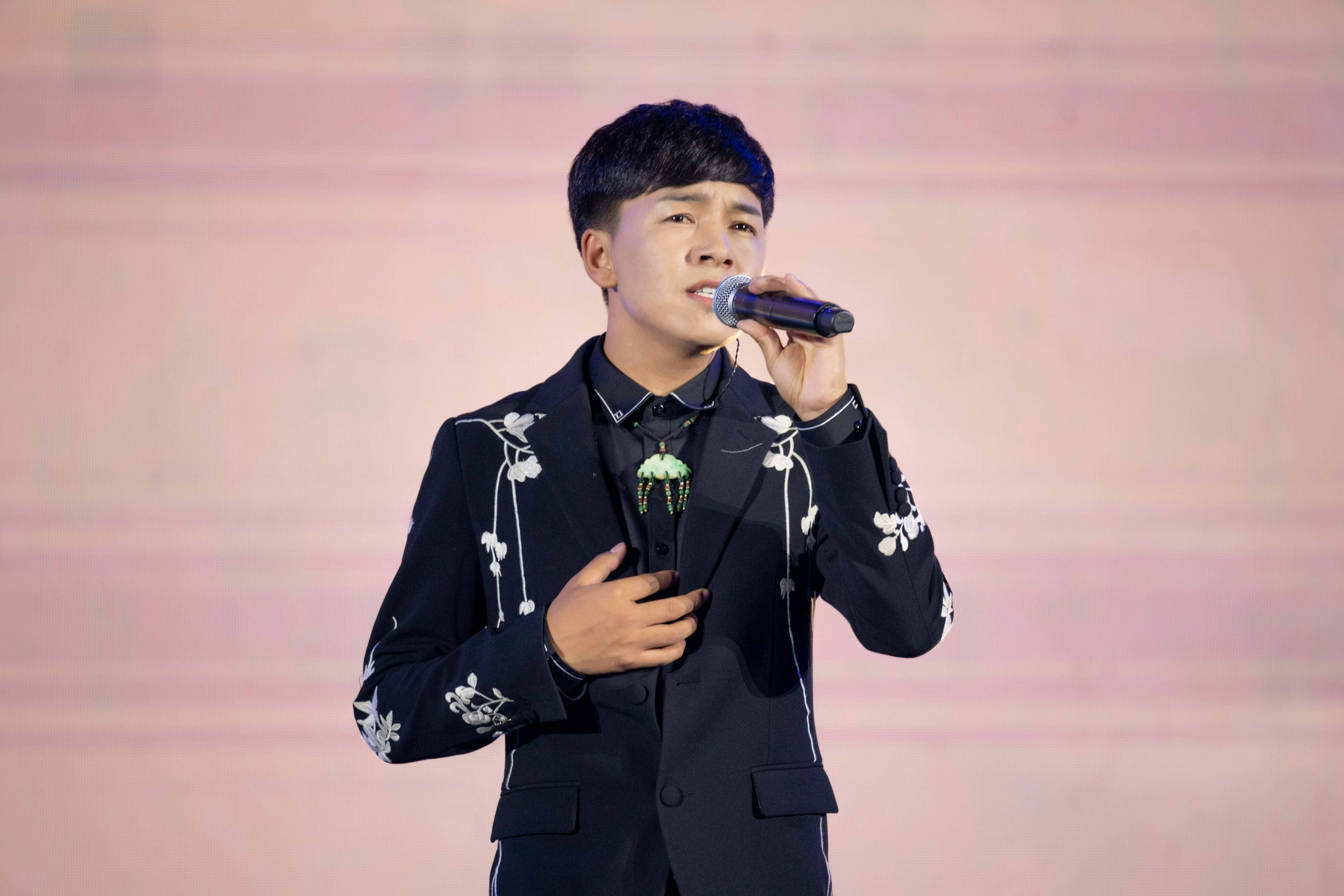 旦增尼玛现身好声音中秋晚会 新歌发布在即
