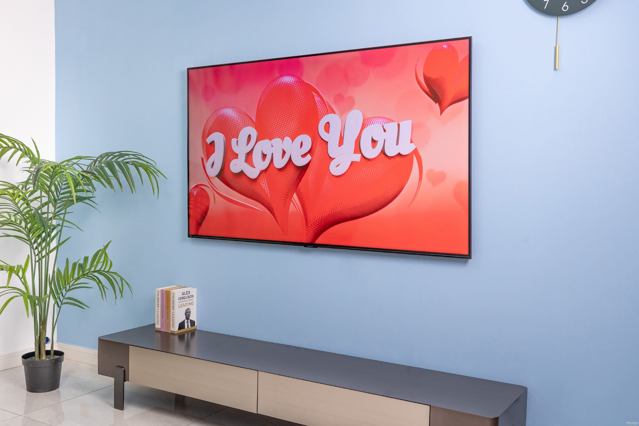 纤薄机身无缝贴墙 看创维壁纸电视a7d玩转客厅美学!