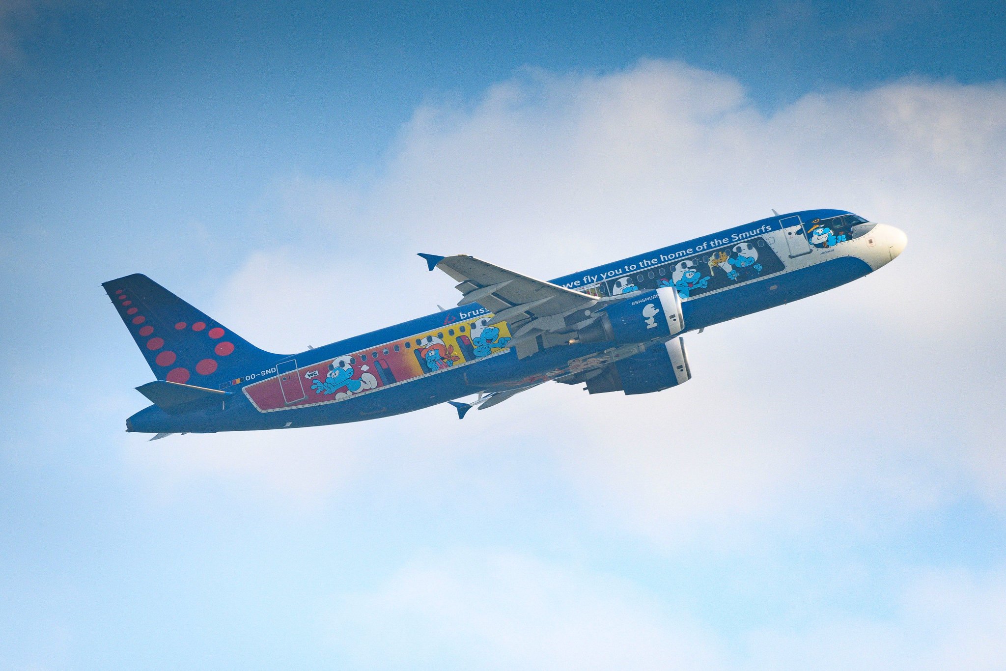 日前,布鲁塞尔航空一架蓝精灵涂装的a320飞机迎来"退休".