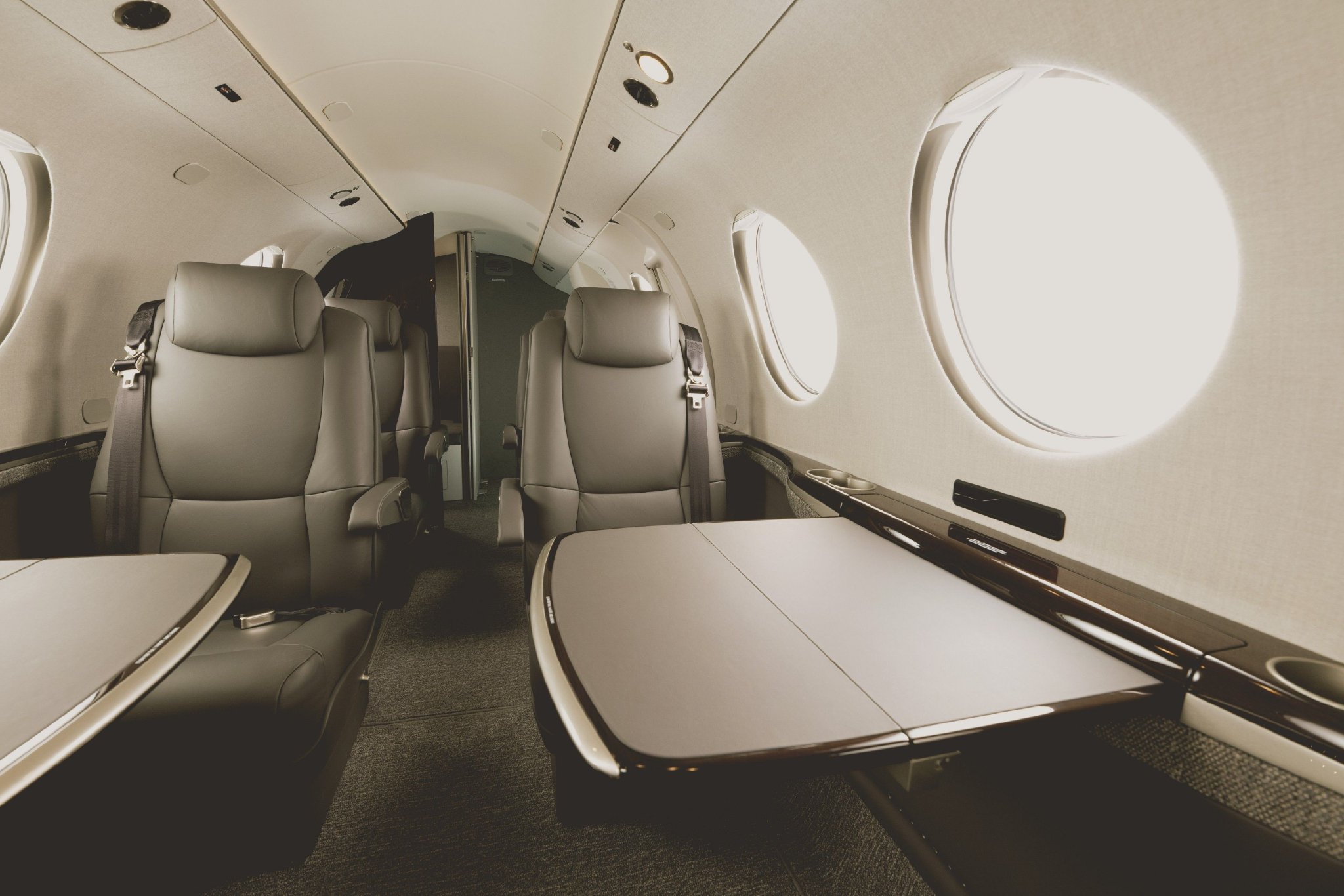 公务机机舱内的"精致"小桌板,你想用它来干什么?