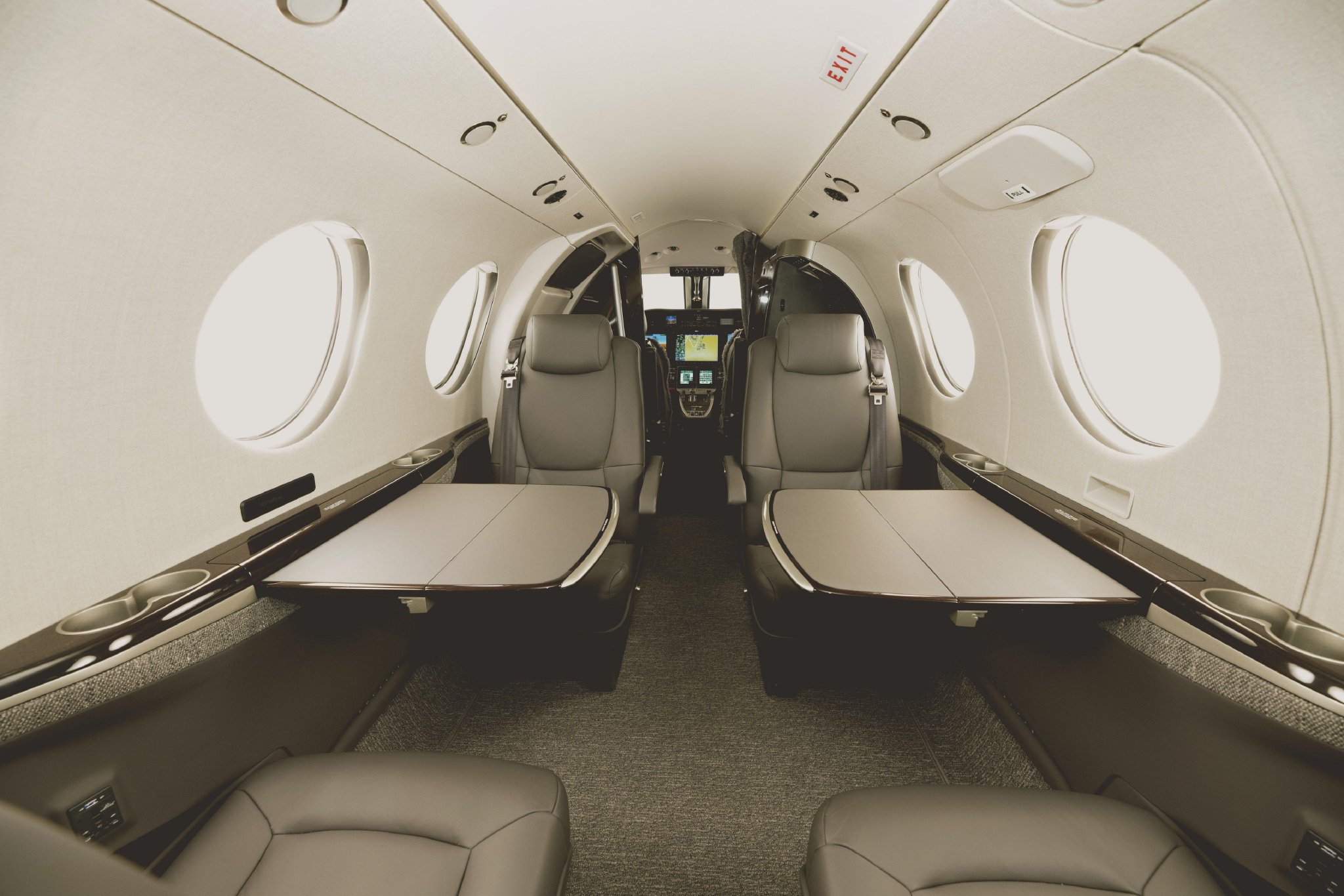 公务机机舱内的"精致"小桌板,你想用它来干什么?