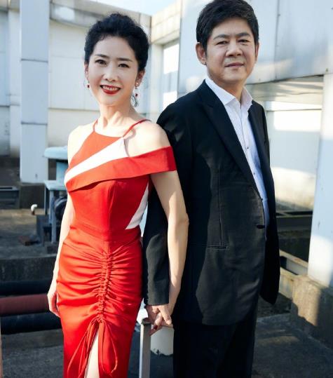 刘芸的妈妈也太美了穿挂脖开叉裙年轻减龄优雅的气质太惹眼