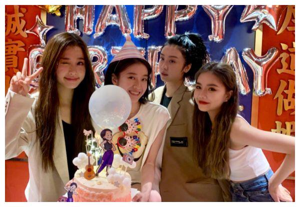 看到赵小棠与闺蜜合照,手段挺高