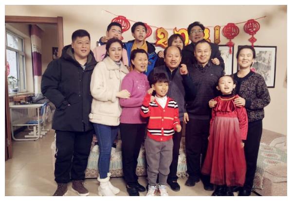 《乡村爱情》谢广坤全家福曝光,家庭成员集体发福变圆润