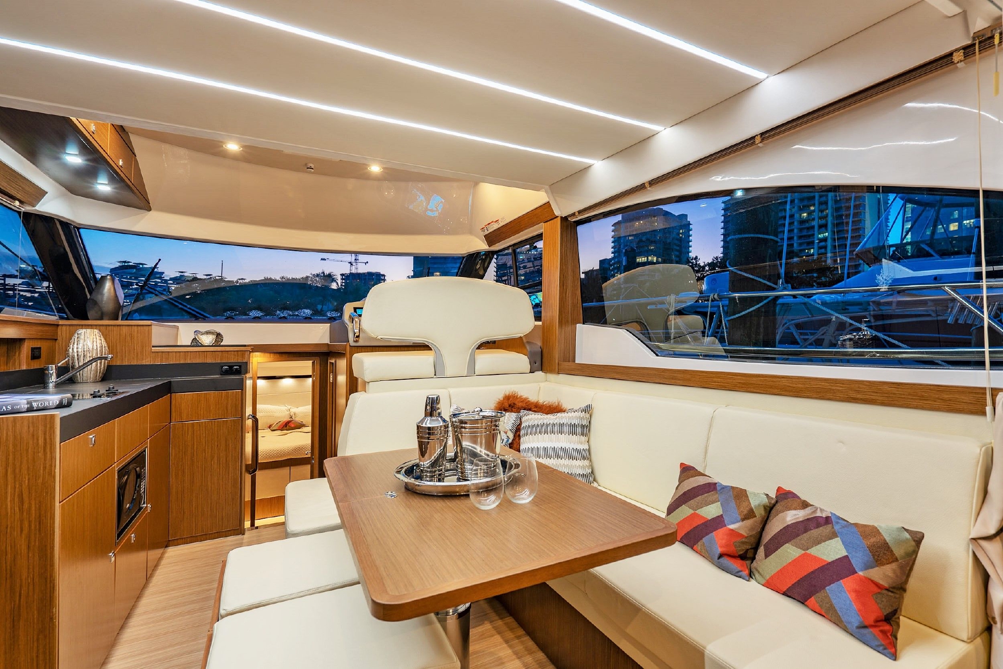 巴伐利亚virtess 420 fly豪华游艇 ,船舱媲美五星级海景酒店__财经