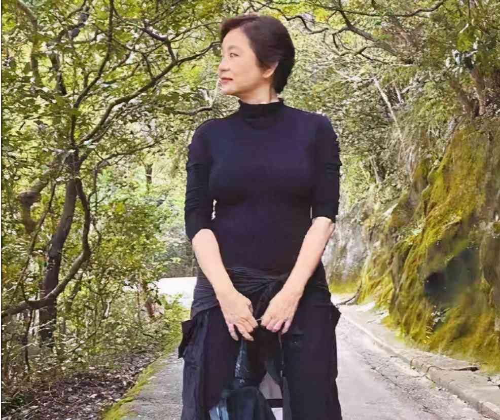 林青霞晒老照片扮男装玉树临风穿女装娇俏66岁依然风韵犹存