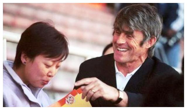 02世界杯前国足最帅俩男人走了,李明被夹道欢送,另一人原地消失