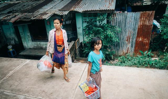 实拍缅甸的火车，当地人在上面卖菜，脏乱差程度堪比<a href=