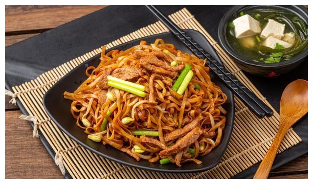 河南蒸卤面配上一瓣蒜一碗鸡蛋汤满满的家的味道