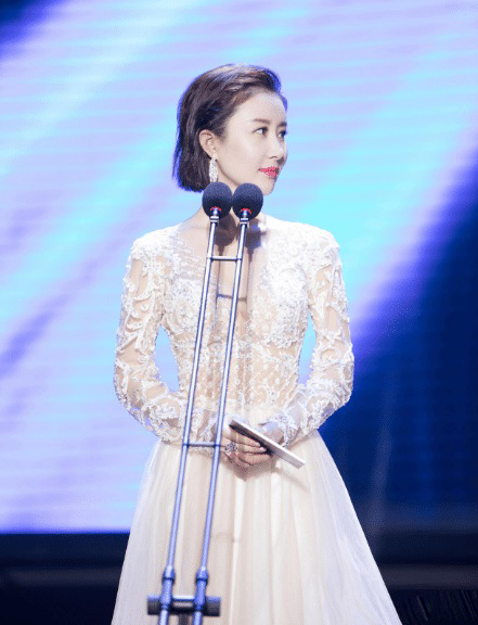 舒畅终于大胆一次挑战深v蕾丝透视裙光冲身材就能成为焦点