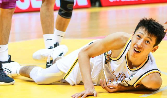 赵睿太狠了!废人式垫脚中伤赵岩昊,cba或严惩到底