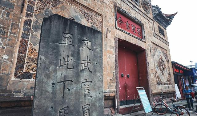 四川最“洋气”城市，红灯酒绿连接石板木门，原来庙宇还能这么玩休闲区蓝鸢梦想 - Www.slyday.coM