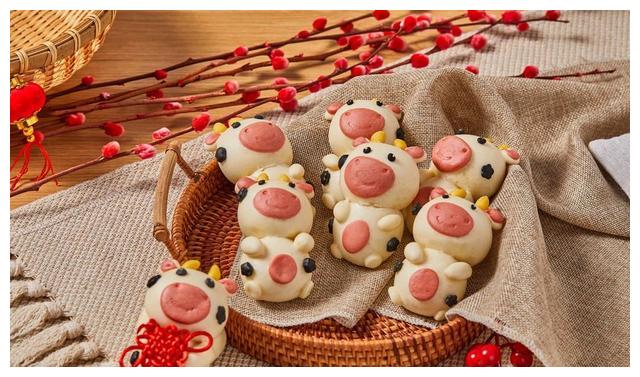 卡通小牛馒头祝大家在这个牛年牛运亨通牛气冲天