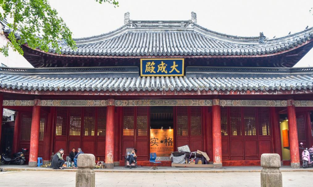 南通一座千年文庙,安静地矗立在闹市中,如今门前摆满了地摊_高清图集_