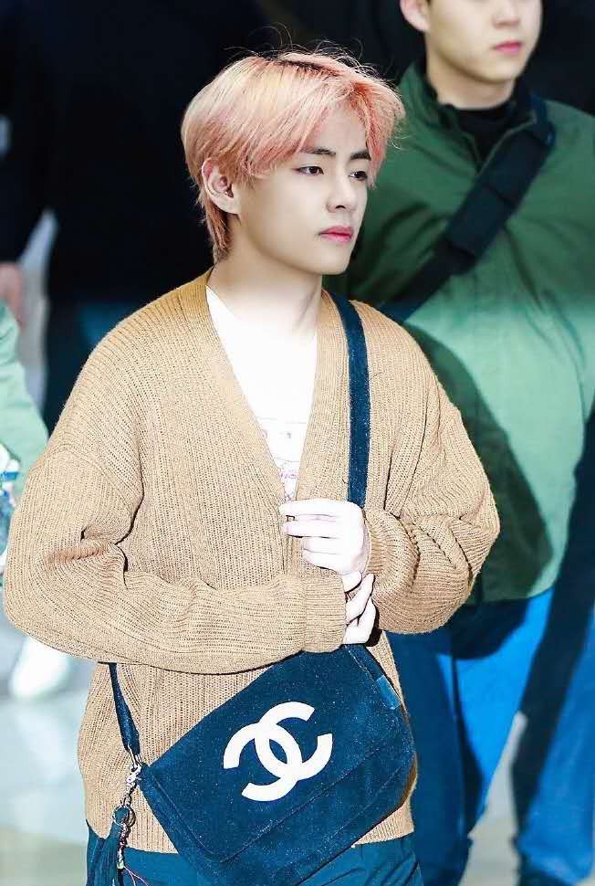 "世首帅"金泰亨机场美照,私服时尚五官精致,真是无可挑剔啊!