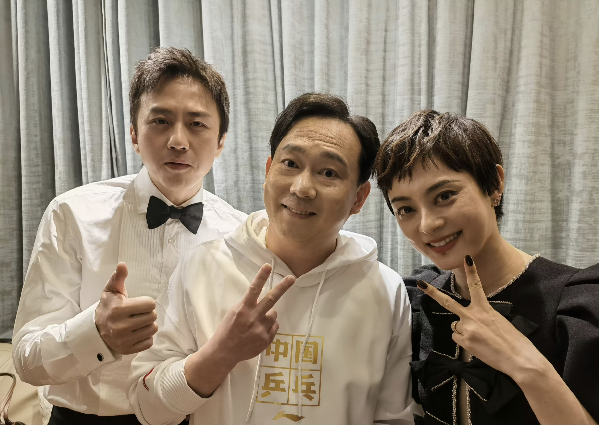 演员梁超北京住院做手术,坐轮椅输液面色憔悴,发文感谢老婆陪伴