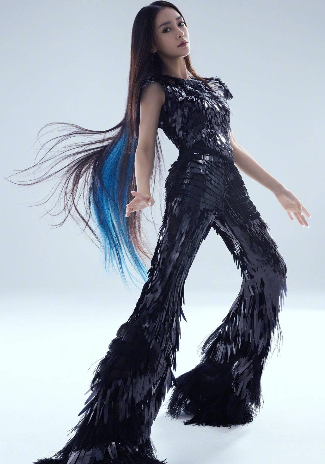 angelababy蓝色挑染长发飒爽迷人目光凛冽气场强