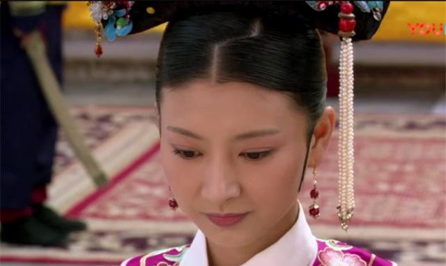 甄嬛传:谁看懂了?为何沈眉庄的旗头要歪着戴,发型"闪电分"?