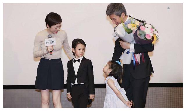孙俪再晒温馨日常等等带妹妹乖巧等校车邓超不舍孩子感性落泪