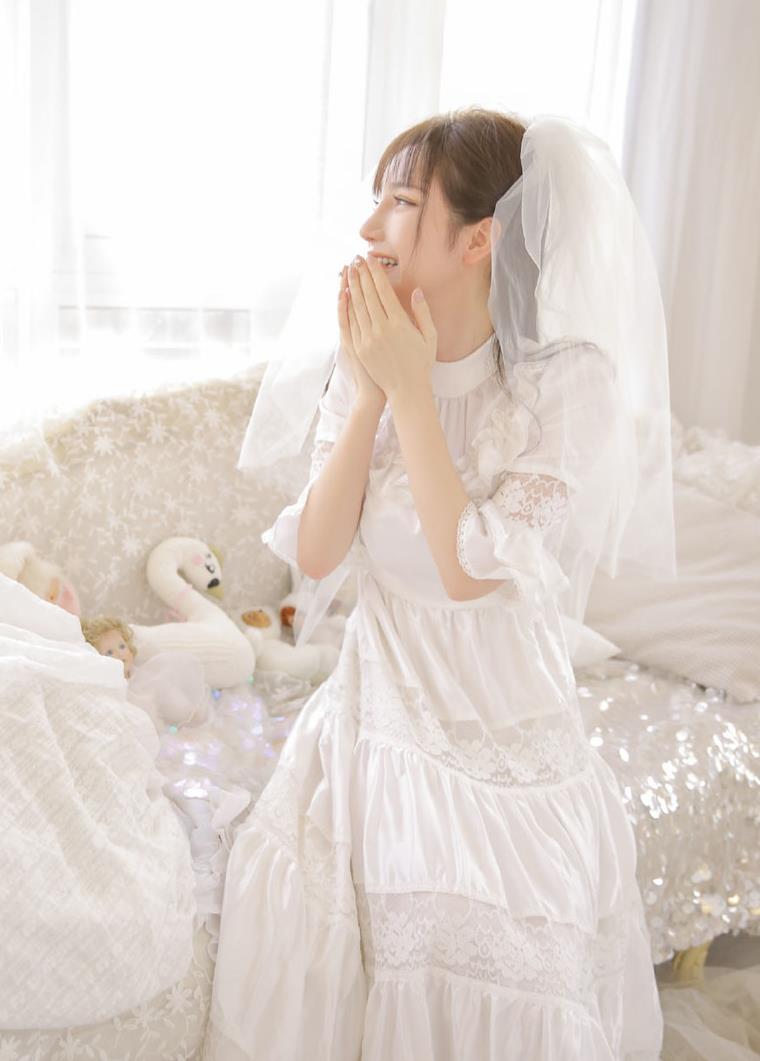 白色婚纱装清纯美女淡雅迷人